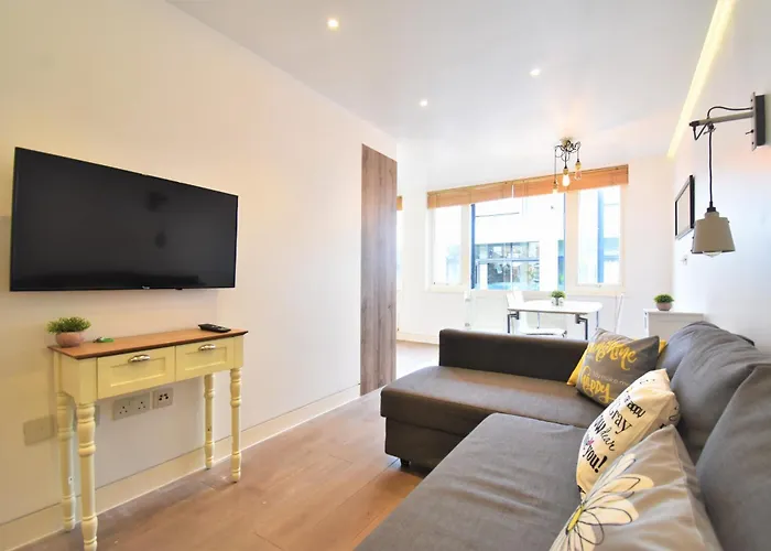 Superb Apartment, Shirland Mews